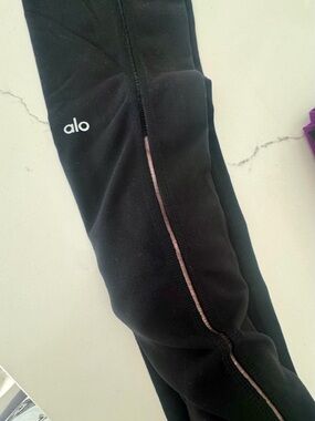 ALO Yoga Wimens Black Leggings with Visually Slimming See-thru  Net Piping
